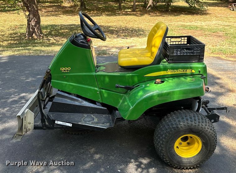 image for item EN5560 John Deere 1200 Hydro bunker rake