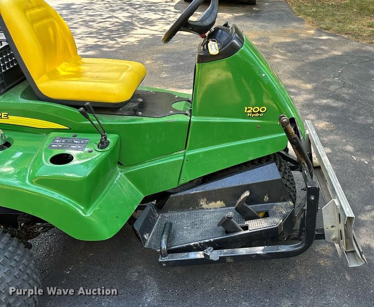 image for item EN5560 John Deere 1200 Hydro bunker rake