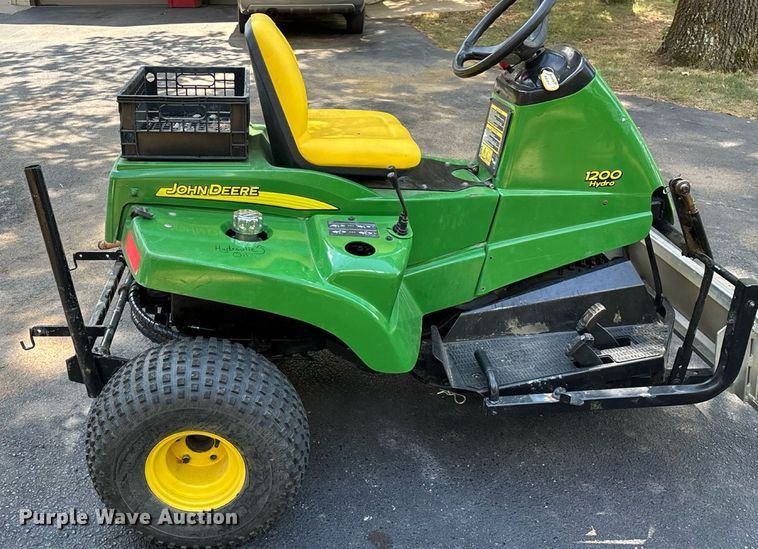 image for item EN5560 John Deere 1200 Hydro bunker rake