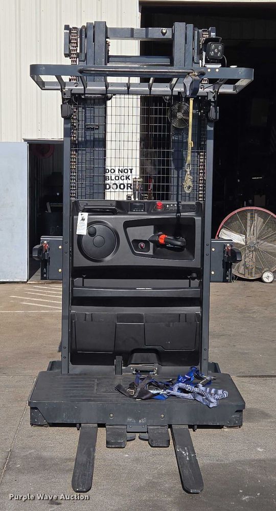 image for item EN8476 2019 Linde V15 order picker