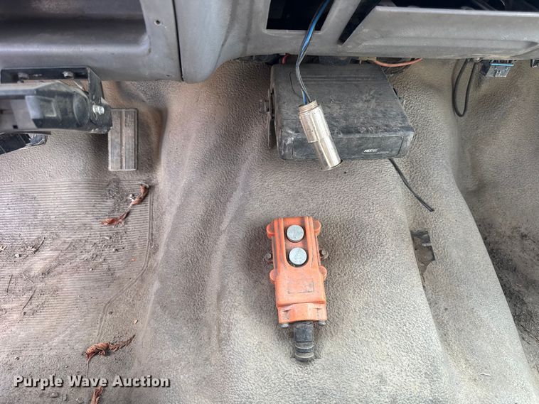 image for item ER0009 1995 Ford F350 Crew Cab dump bed pickup truck