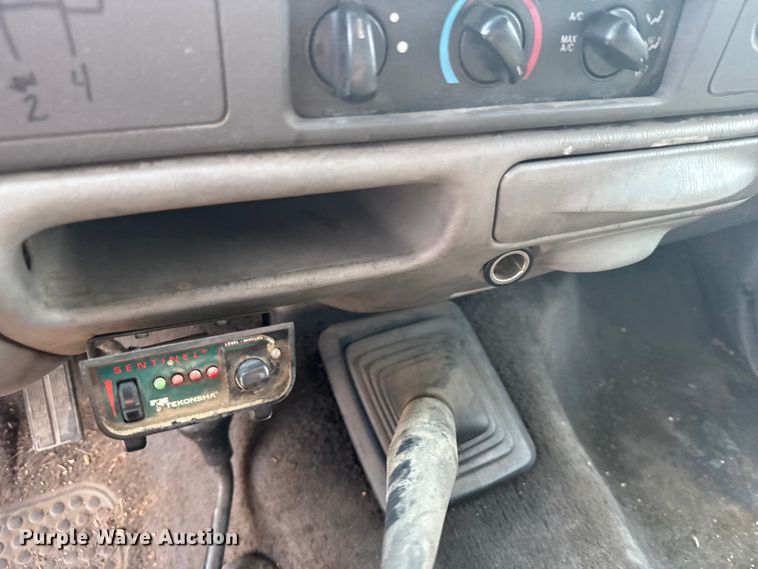 image for item ER2260 2000 Ford F250 Super Duty SuperCab flatbed pickup truck