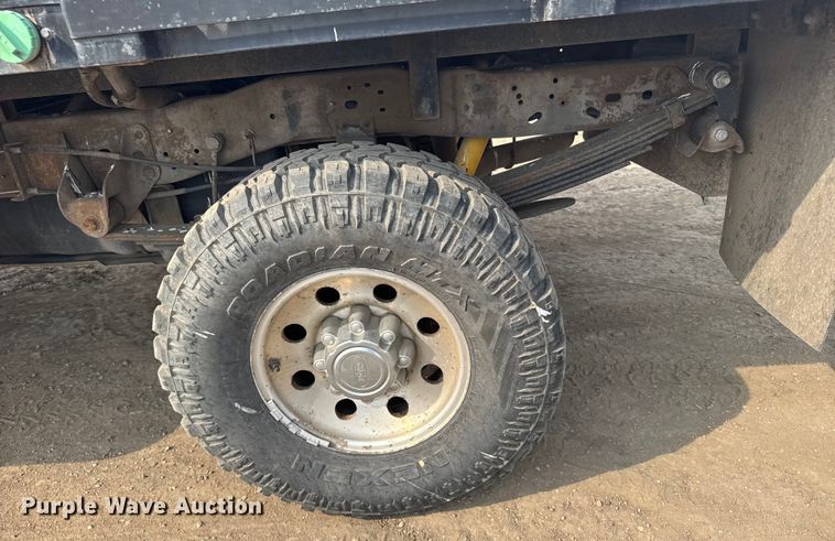 image for item ER2260 2000 Ford F250 Super Duty SuperCab flatbed pickup truck