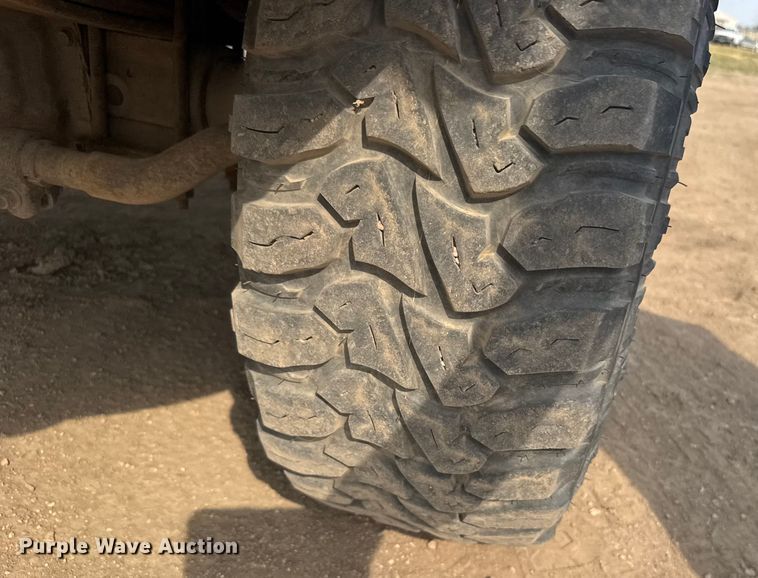 image for item ER2260 2000 Ford F250 Super Duty SuperCab flatbed pickup truck