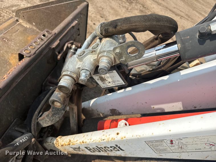 image for item ER2261 2014 Bobcat 5600 Toolcat utility vehicle