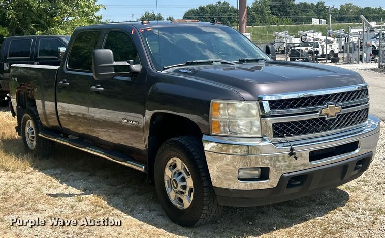 image for item ET3042 2011 Chevrolet Silverado 2500HD Crew Cab pickup truck