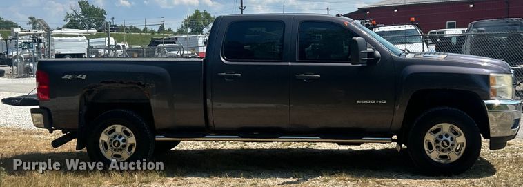 image for item ET3042 2011 Chevrolet Silverado 2500HD Crew Cab pickup truck