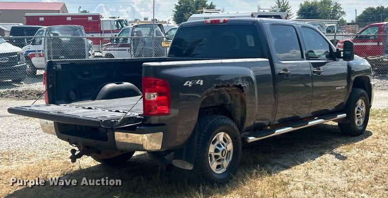 image for item ET3042 2011 Chevrolet Silverado 2500HD Crew Cab pickup truck