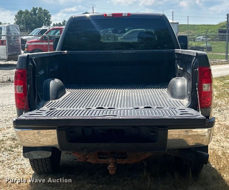 image for item ET3042 2011 Chevrolet Silverado 2500HD Crew Cab pickup truck