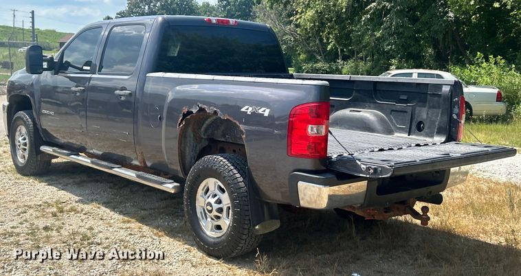 image for item ET3042 2011 Chevrolet Silverado 2500HD Crew Cab pickup truck