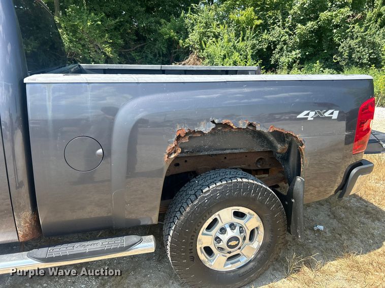 image for item ET3042 2011 Chevrolet Silverado 2500HD Crew Cab pickup truck