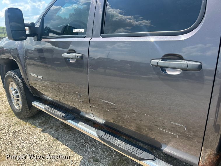 image for item ET3042 2011 Chevrolet Silverado 2500HD Crew Cab pickup truck