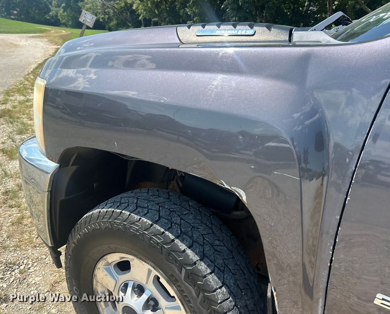 image for item ET3042 2011 Chevrolet Silverado 2500HD Crew Cab pickup truck
