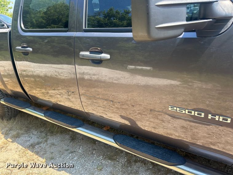 image for item ET3042 2011 Chevrolet Silverado 2500HD Crew Cab pickup truck