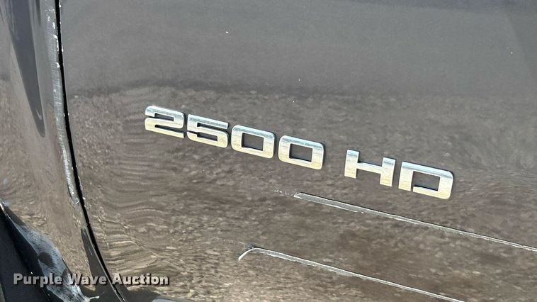 image for item ET3042 2011 Chevrolet Silverado 2500HD Crew Cab pickup truck