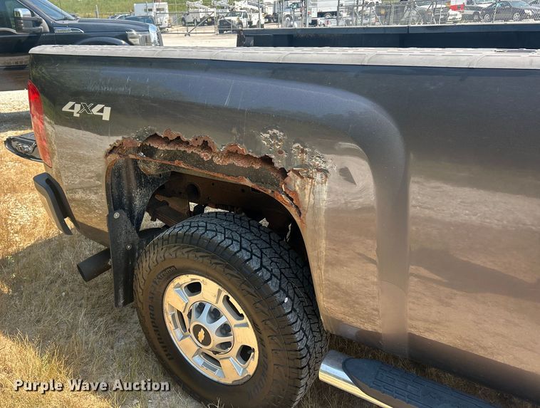 image for item ET3042 2011 Chevrolet Silverado 2500HD Crew Cab pickup truck