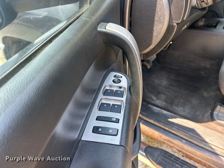 image for item ET3042 2011 Chevrolet Silverado 2500HD Crew Cab pickup truck