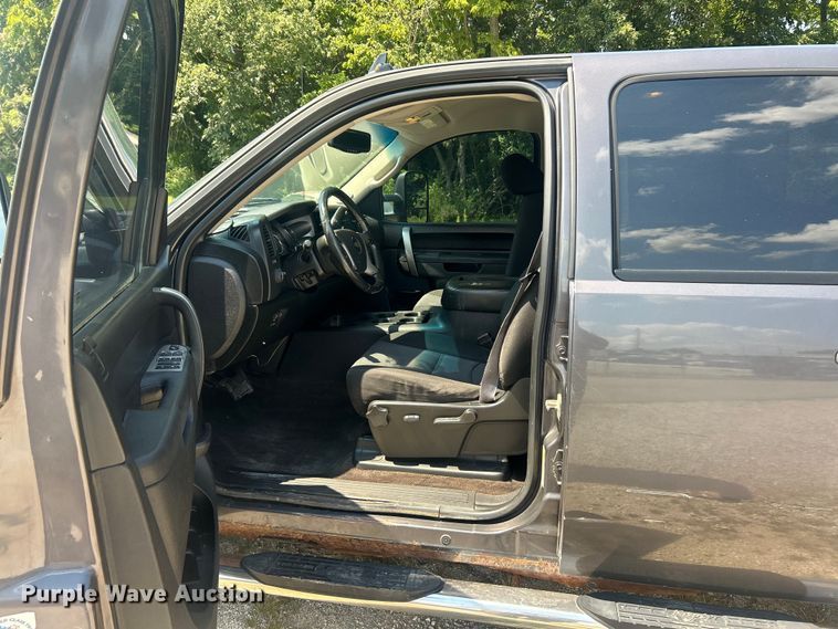 image for item ET3042 2011 Chevrolet Silverado 2500HD Crew Cab pickup truck