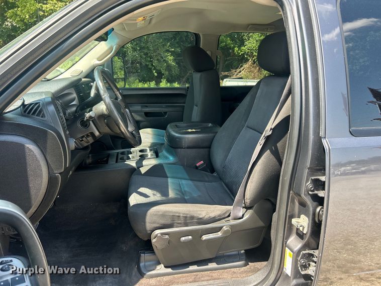 image for item ET3042 2011 Chevrolet Silverado 2500HD Crew Cab pickup truck