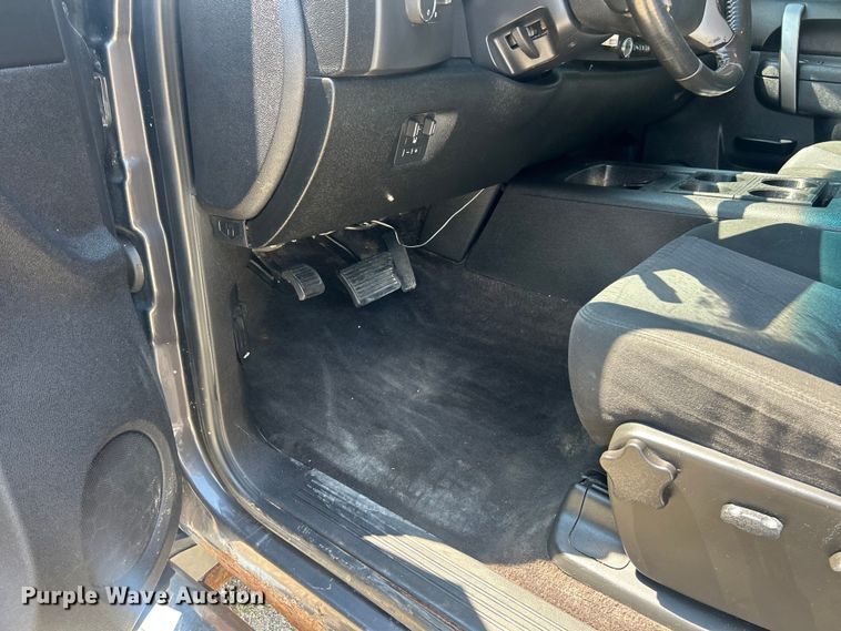 image for item ET3042 2011 Chevrolet Silverado 2500HD Crew Cab pickup truck