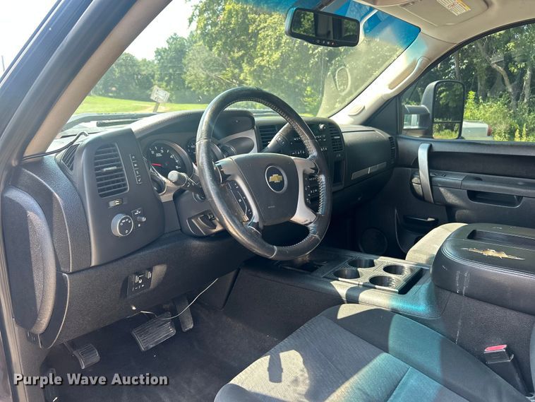 image for item ET3042 2011 Chevrolet Silverado 2500HD Crew Cab pickup truck