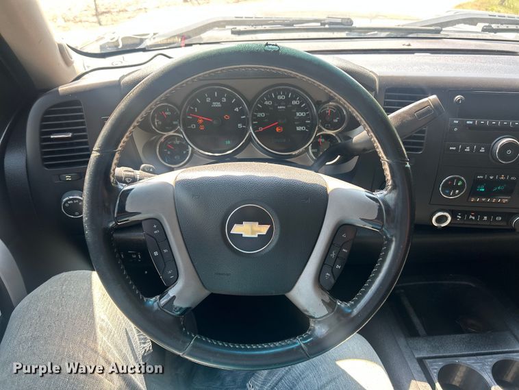 image for item ET3042 2011 Chevrolet Silverado 2500HD Crew Cab pickup truck