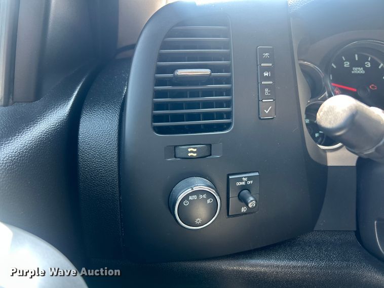 image for item ET3042 2011 Chevrolet Silverado 2500HD Crew Cab pickup truck