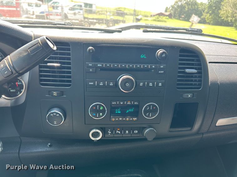 image for item ET3042 2011 Chevrolet Silverado 2500HD Crew Cab pickup truck