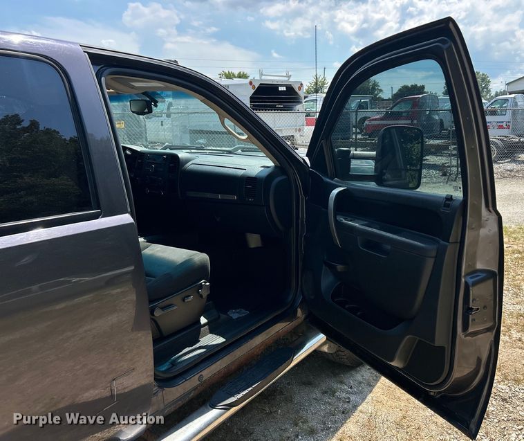 image for item ET3042 2011 Chevrolet Silverado 2500HD Crew Cab pickup truck