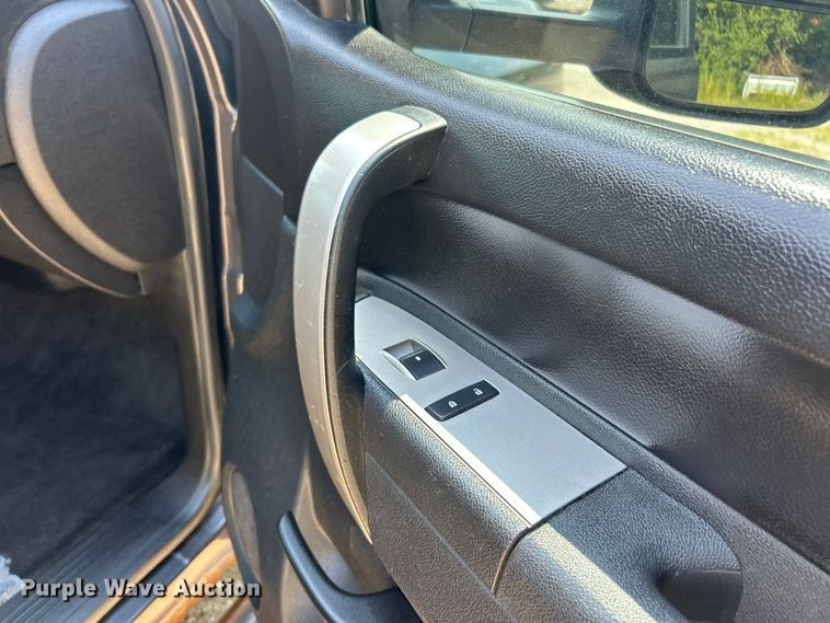 image for item ET3042 2011 Chevrolet Silverado 2500HD Crew Cab pickup truck