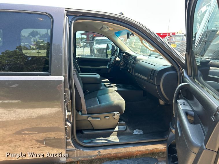 image for item ET3042 2011 Chevrolet Silverado 2500HD Crew Cab pickup truck