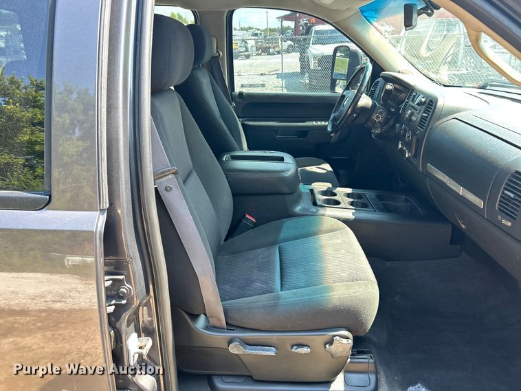 image for item ET3042 2011 Chevrolet Silverado 2500HD Crew Cab pickup truck