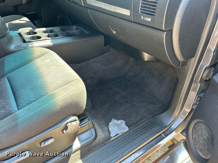 image for item ET3042 2011 Chevrolet Silverado 2500HD Crew Cab pickup truck