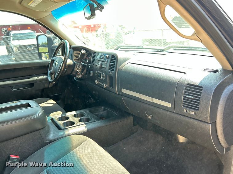 image for item ET3042 2011 Chevrolet Silverado 2500HD Crew Cab pickup truck