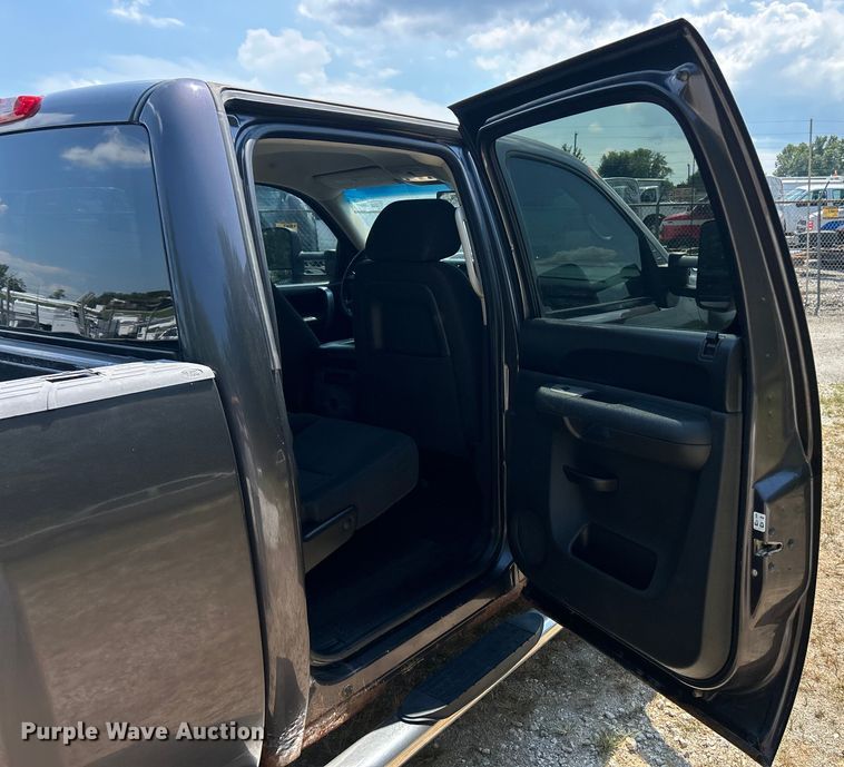 image for item ET3042 2011 Chevrolet Silverado 2500HD Crew Cab pickup truck