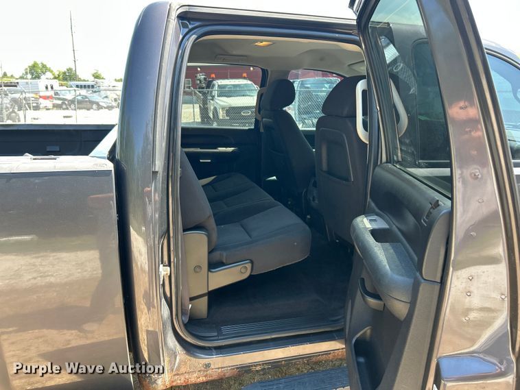 image for item ET3042 2011 Chevrolet Silverado 2500HD Crew Cab pickup truck