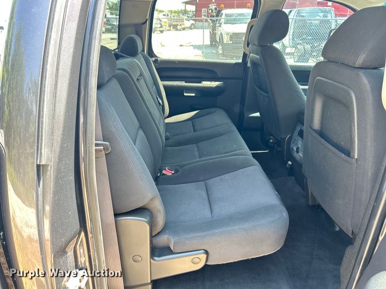 image for item ET3042 2011 Chevrolet Silverado 2500HD Crew Cab pickup truck