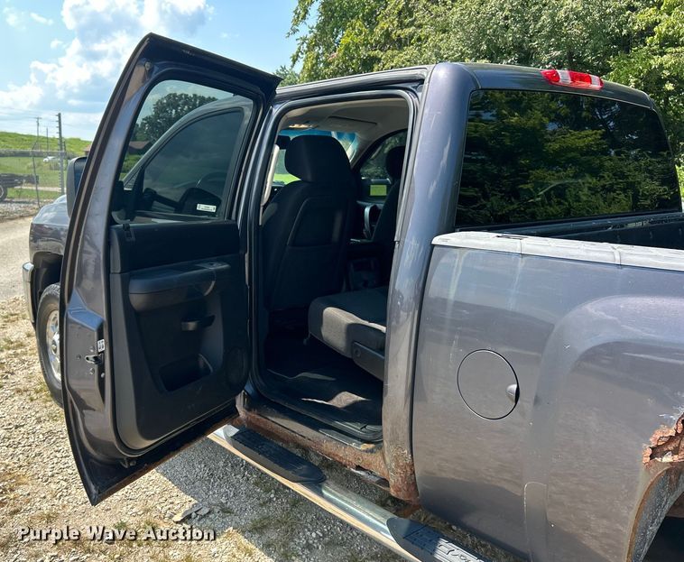 image for item ET3042 2011 Chevrolet Silverado 2500HD Crew Cab pickup truck