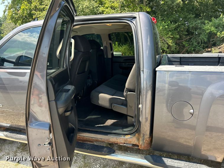 image for item ET3042 2011 Chevrolet Silverado 2500HD Crew Cab pickup truck