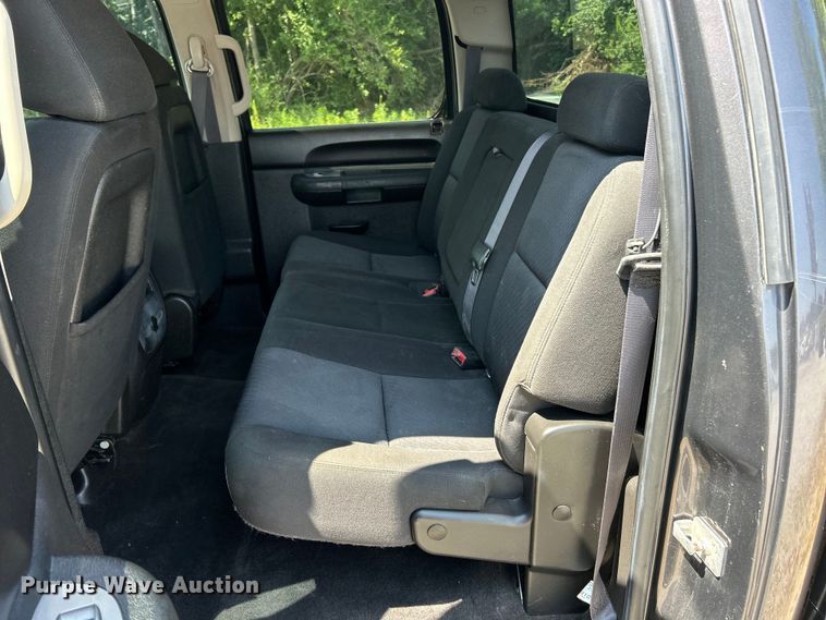 image for item ET3042 2011 Chevrolet Silverado 2500HD Crew Cab pickup truck