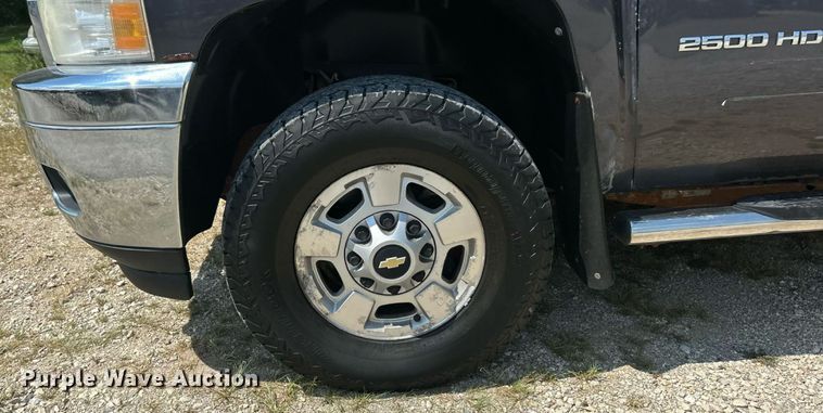 image for item ET3042 2011 Chevrolet Silverado 2500HD Crew Cab pickup truck