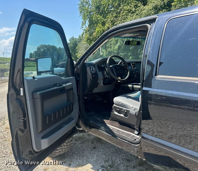 image for item ET3043 2016 Ford F250 Super Duty XLT Crew Cab pickup truck