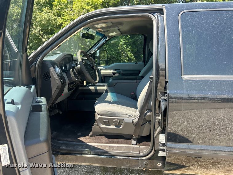 image for item ET3043 2016 Ford F250 Super Duty XLT Crew Cab pickup truck