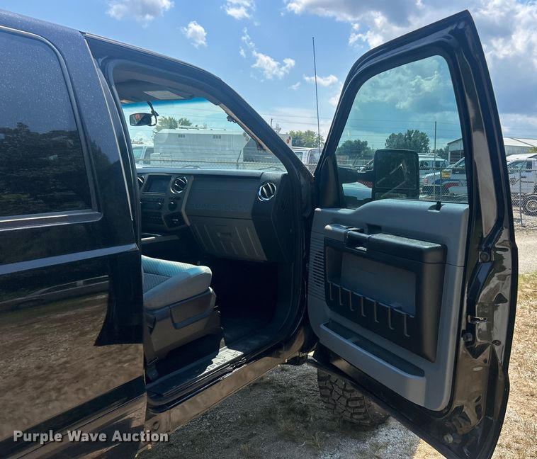 image for item ET3043 2016 Ford F250 Super Duty XLT Crew Cab pickup truck