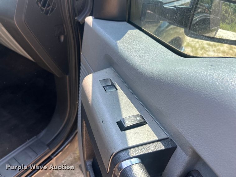 image for item ET3043 2016 Ford F250 Super Duty XLT Crew Cab pickup truck