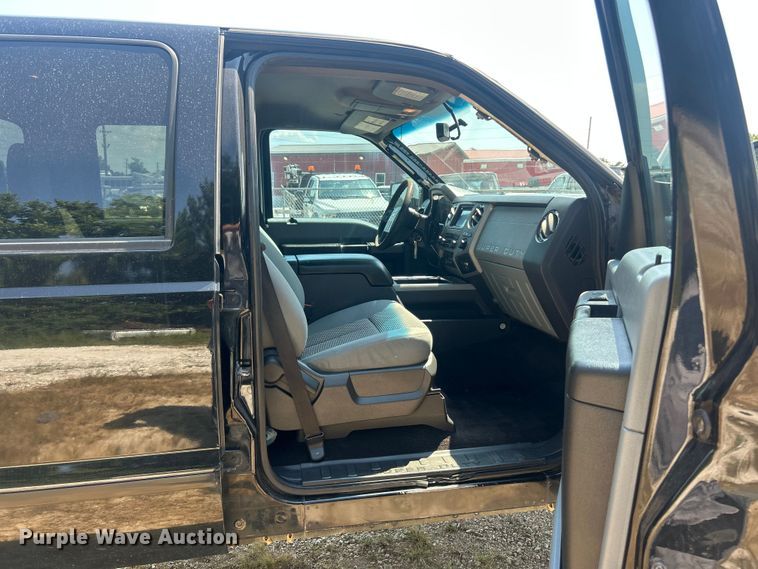 image for item ET3043 2016 Ford F250 Super Duty XLT Crew Cab pickup truck