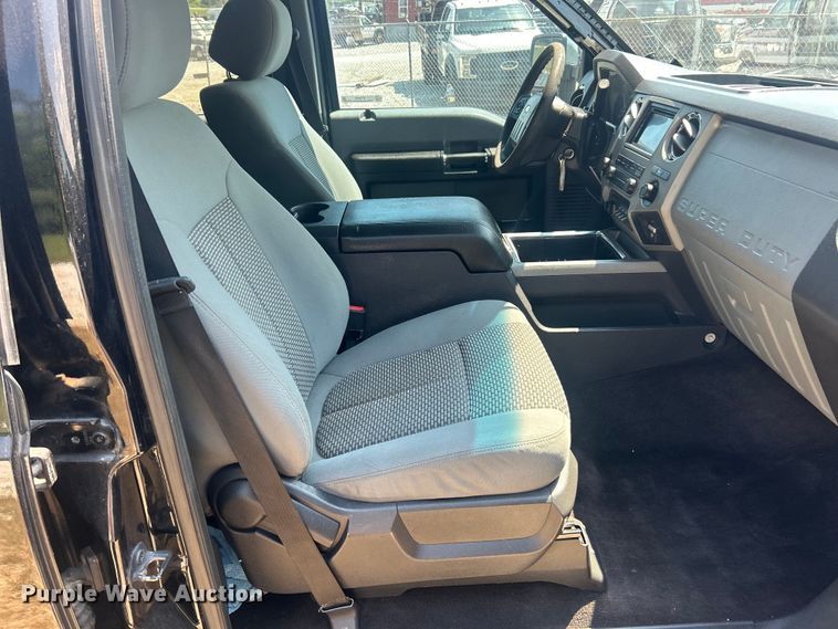 image for item ET3043 2016 Ford F250 Super Duty XLT Crew Cab pickup truck