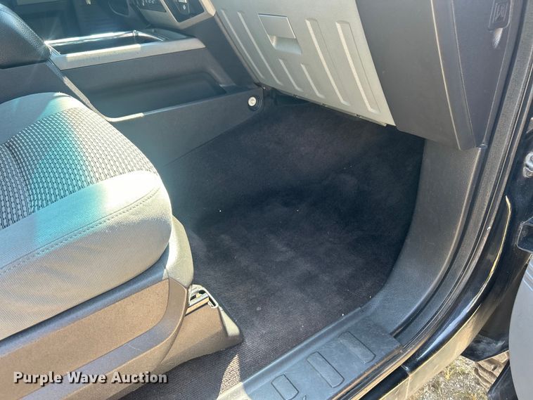 image for item ET3043 2016 Ford F250 Super Duty XLT Crew Cab pickup truck