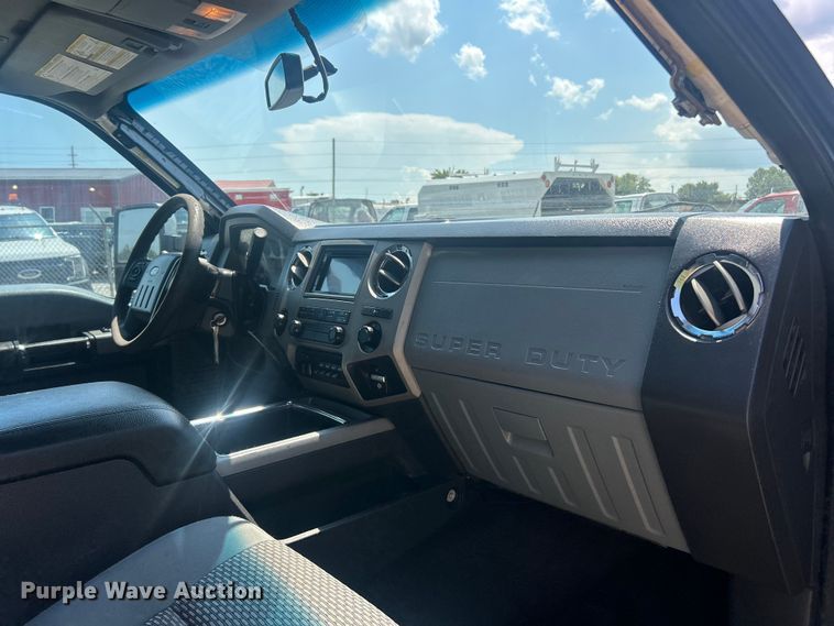 image for item ET3043 2016 Ford F250 Super Duty XLT Crew Cab pickup truck