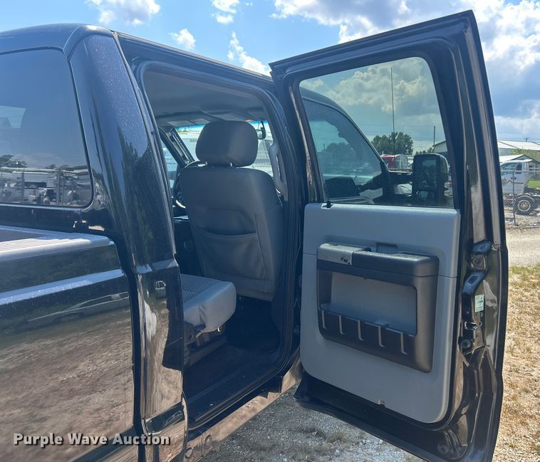 image for item ET3043 2016 Ford F250 Super Duty XLT Crew Cab pickup truck